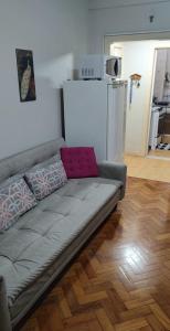 un sofá en la sala de estar con nevera en Real Apartments 069 - Apartamento completo em Copacabana próximo a praia, en Río de Janeiro