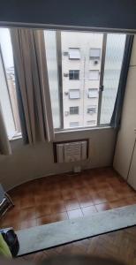 Habitación vacía con ventana grande y suelo en Real Apartments 069 - Apartamento completo em Copacabana próximo a praia, en Río de Janeiro