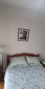 1 dormitorio con 1 cama con una foto en la pared en Real Apartments 069 - Apartamento completo em Copacabana próximo a praia, en Río de Janeiro