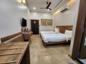 TV a/nebo společenská místnost v ubytování Hotel Gulmohar Grand