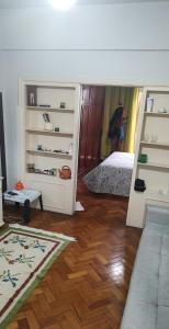 Habitación con 1 dormitorio con cama y suelo de madera. en Real Apartments 069 - Apartamento completo em Copacabana próximo a praia, en Río de Janeiro