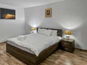 sypialnia z dużym łóżkiem i 2 szafkami nocnymi w obiekcie Casa Șimon w mieście Leordina