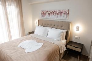 łóżko z stosem białych ręczników w obiekcie Athens Heart Luxury Penthouse w Atenach