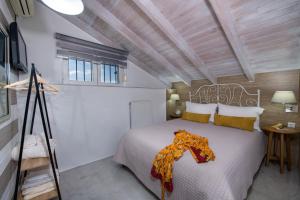 Un dormitorio con una cama grande y un trípode en Villa Splantzia - Heated pool - Garden, en La Canea