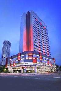 ein großes Gebäude mit roten Lichtern an der Seite in der Unterkunft Neo+ Penang in George Town