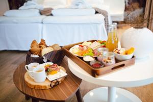 uma bandeja de comida de pequeno-almoço numa mesa num quarto em Panorama Hotell & Resort em Steinsland