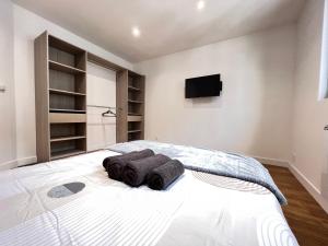 1 dormitorio con 1 cama con toallas en SENS - Appartement Proche Gare et Centre ville, en Sens