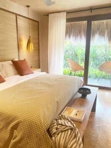 um quarto com uma cama e vista para um pátio em Villa Hele em General Luna
