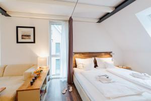 1 dormitorio con 2 camas y ventana grande en M2 Living Maisonette Apartment No 7, en Prerow