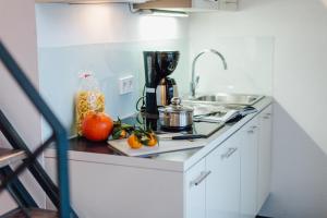 una cocina con una barra con frutas y verduras. en M2 Living Maisonette Apartment No 7, en Prerow