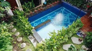 uma vista superior de uma piscina num jardim em Koolkost Syariah near RSUD Mataram Lombok em Mataram