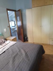 um quarto com uma cama e uma porta para uma cozinha em Casa Vio em Calceranica al Lago
