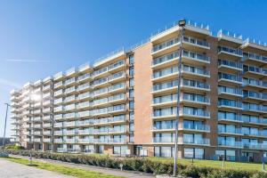 un immeuble d'appartements au bord d'une rue dans l'établissement Lighthouse studio with amazing & beautiful sea view, à Nieuport