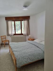 Un pat sau paturi într-o cameră la Central 2-bedroom condo, terrace & indoor parking