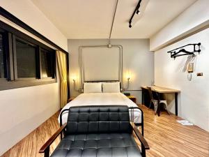 a bedroom with a bed and a desk and a window at 小鹿 Homestay in Taichung