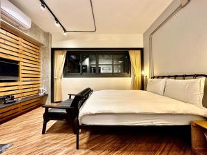 a bedroom with a large bed and a television at 小鹿之家 in Taichung