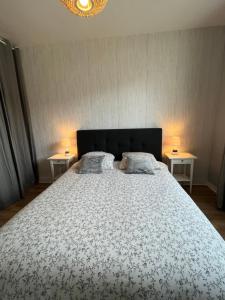 sypialnia z dużym łóżkiem z dwoma stołami w obiekcie Vivez le Port de plaisance - Plage w Hawrze