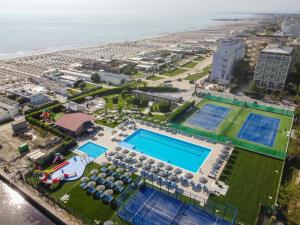 z góry widok na ośrodek z dwoma basenami i plażę w obiekcie Hotel Baya - in centro, sul mare w mieście Milano Marittima
