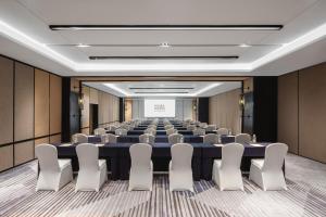 a conference room with a long table and chairs at Four Points by Sheraton Chongqing, Yongchuan in Yongchuan