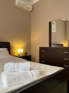 เตียงในห้องที่ Cloud8 Apt with Castle View, 7km from the Beach