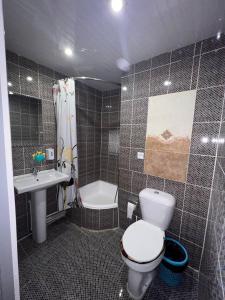 Hotel Guest House GOLDEN DEGREZ tesisinde bir banyo