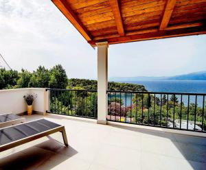 un gran balcón con vistas al agua en Seaview Residence, en Splitska