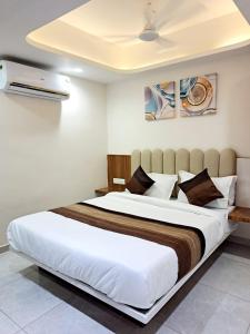 sypialnia z dużym łóżkiem w pokoju w obiekcie Hotel Pratham Inn w mieście Ahmadabad