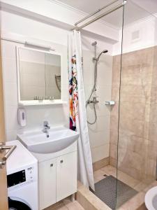 La salle de bains est pourvue d'un lavabo et d'une douche. dans l'établissement Stay Inn Rediu, à Iaşi
