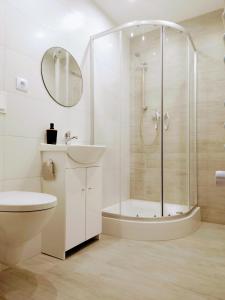 La salle de bains est pourvue d'une douche, de toilettes et d'un lavabo. dans l'établissement ChillHouse 2, à Mrągowo