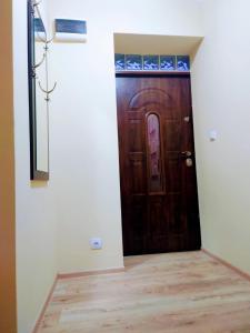 um corredor com uma porta de madeira numa casa em ChillHouse 2 em Mrągowo