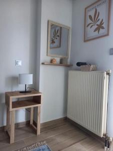 een kamer met een radiator en een tafel met een lamp bij VagelisHome in Komotini
