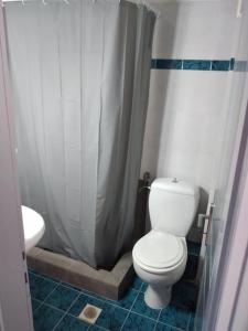 bagno con servizi igienici bianchi e lavandino di VagelisHome a Komotini