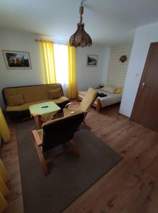 uma sala de estar com um sofá e uma mesa em Pawłówka B&B em Szklarska Poręba