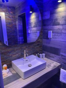 y baño con lavabo blanco y espejo. en Glenville House - Adults Only - Incl FREE off-site health club with swimming pool, hot tub, sauna & steam room, en Windermere