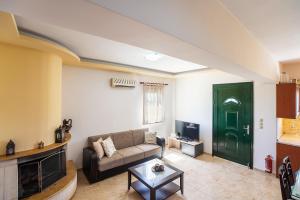- un salon avec un canapé et une porte verte dans l'établissement Casa D' Irene Rhodes, à Lakhania
