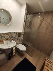 シュクラルスカ・ポレンバにあるPawłówka B&Bのバスルーム(トイレ、洗面台、シャワー付)