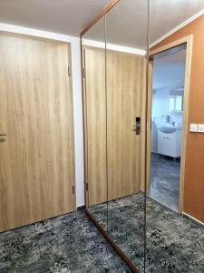 twee glazen deuren in een kamer met een spiegel bij Stay Inn Rediu in Iaşi
