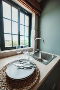 uma mesa com dois copos de vinho e um lavatório em Casa Velha Apartments - 4stars - Adults only em Albufeira