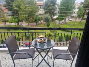 une table avec une assiette de nourriture sur un balcon dans l'établissement Tiffany's apartments -2' walk from Metro, à Athènes