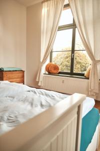 1 dormitorio con cama y ventana en Cityloft - im Zentrum, inkl Parkplatz, Netflix, 3-Raum, en Leipzig