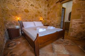 Ένα ή περισσότερα κρεβάτια σε δωμάτιο στο Metochi Traditional House