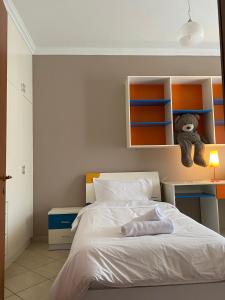 เตียงในห้องที่ Cloud8 Apt with Castle View, 7km from the Beach