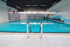 ein großer Pool in einem Gebäude in der Unterkunft Haus Frische Brise 0409 in Cuxhaven