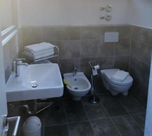 a bathroom with a sink and a toilet at Ferienwohnung in Marburg/Wehrda in Marburg an der Lahn