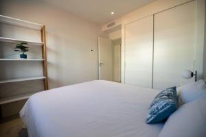 Posteľ alebo postele v izbe v ubytovaní Flat Deluxe&Pool sea view Higueron West