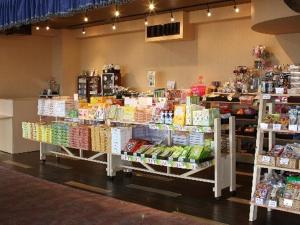 una tienda con mucha comida en exhibición en Atami Tamanoyu Hotel, en Atami