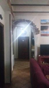 FreilaにあるCortijo Rural Bacaresの廊下(ドア、照明付)