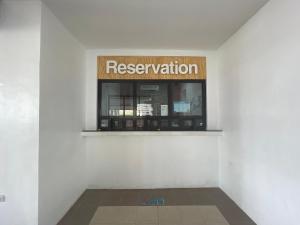 un panneau de restaurant sur un mur dans un bâtiment dans l'établissement Poracay Resort powered by Cocotel, à Porac