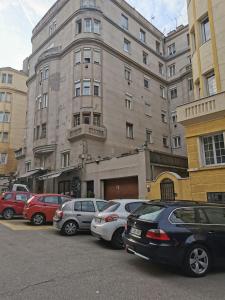 un grupo de coches estacionados frente a un edificio en Liberty Bridge Zenta en Budapest