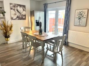 uma sala de jantar com uma mesa de madeira e cadeiras em Beautiful Double Room for One Person em Hither Green